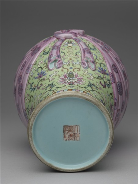 粉彩番蓮紋包袱式瓶