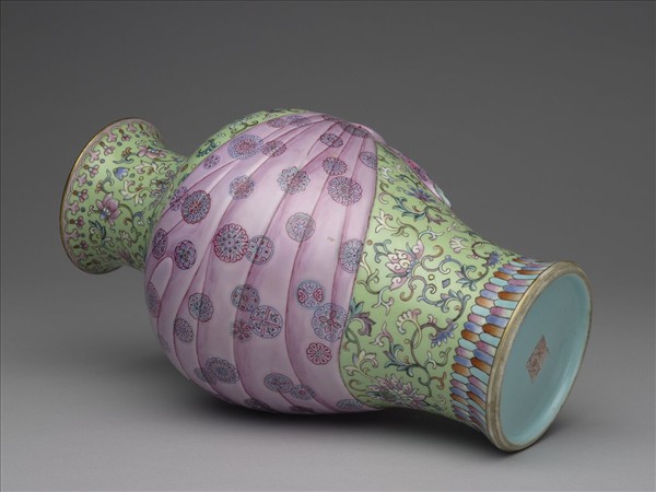 粉彩番蓮紋包袱式瓶