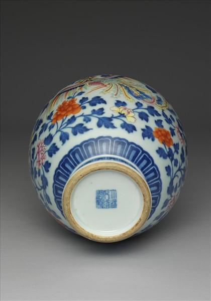 粉彩雙鳳牡丹紋瓶