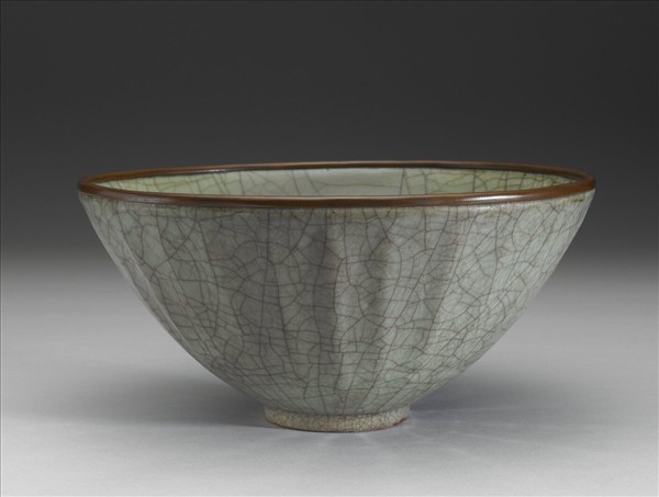 龍泉窯 青瓷菊花式碗