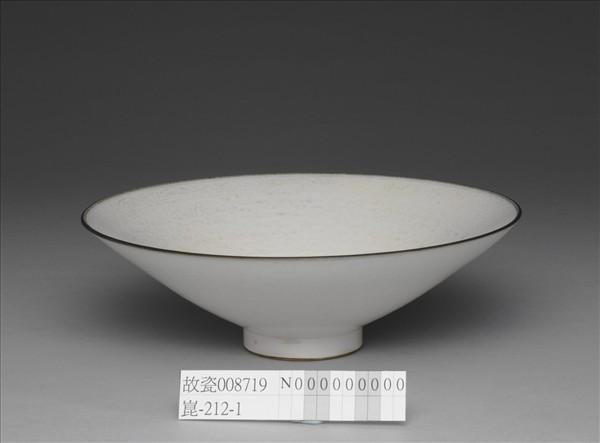 白瓷印花雙魚牡丹紋碗