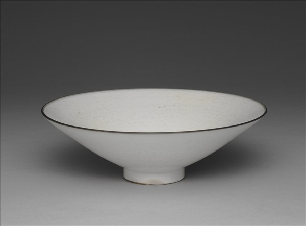 白瓷印花雙魚牡丹紋碗