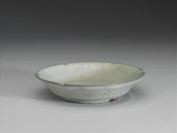 青瓷葵口碟