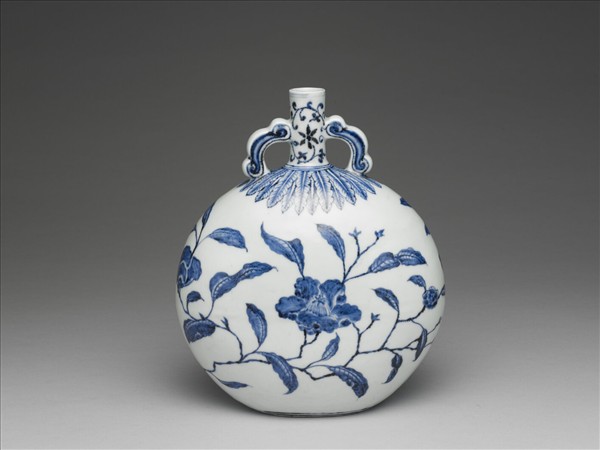 青花山茶花紋如意耳扁壺