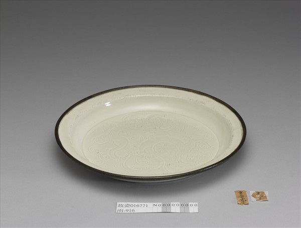 定窯 白瓷劃花螭紋盤