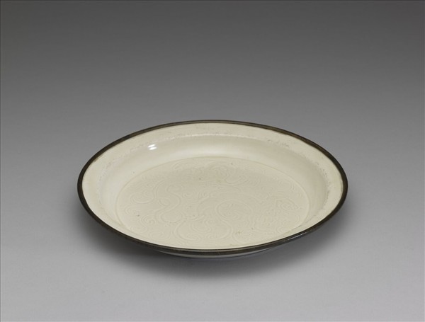 定窯 白瓷劃花螭紋盤