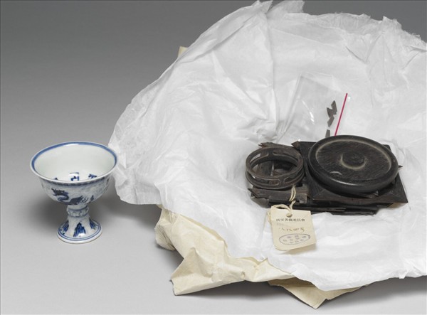 青花海獸紋高足杯