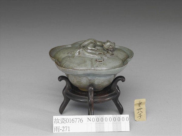 仿鈞天藍釉梅花式蓋碗