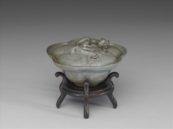 仿鈞天藍釉梅花式蓋碗