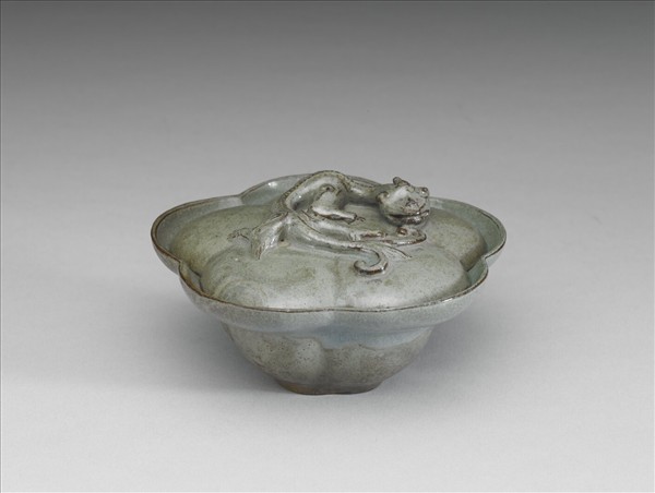 仿鈞天藍釉梅花式蓋碗