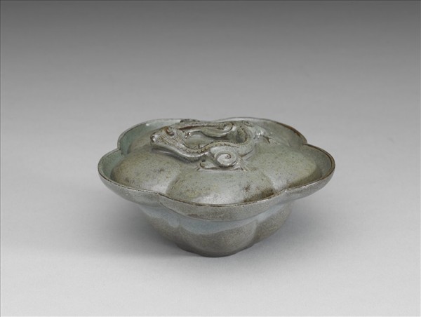 仿鈞天藍釉梅花式蓋碗