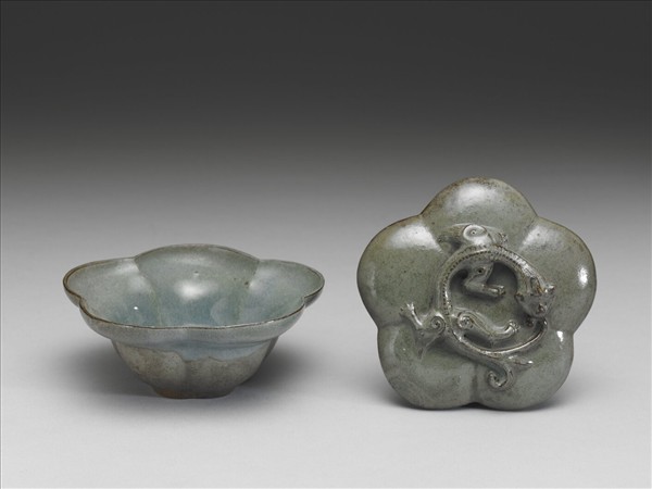 仿鈞天藍釉梅花式蓋碗