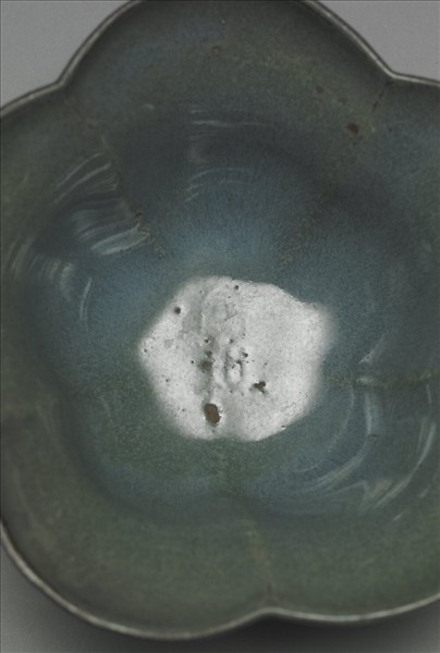 仿鈞天藍釉梅花式蓋碗