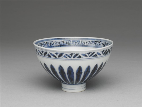 青花蓮瓣紋蓮子碗