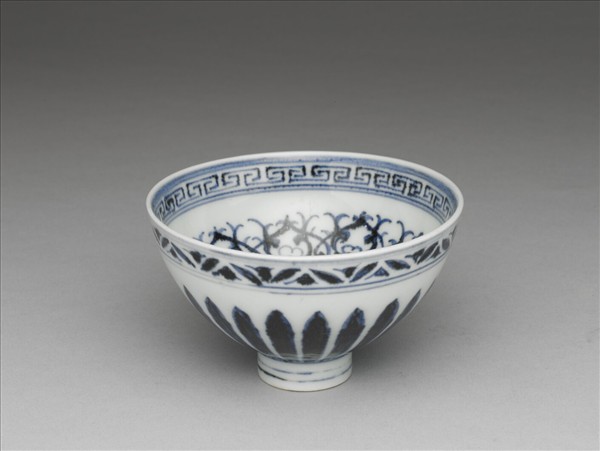 青花蓮瓣紋蓮子碗