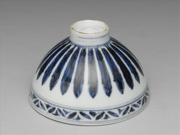 青花蓮瓣紋蓮子碗