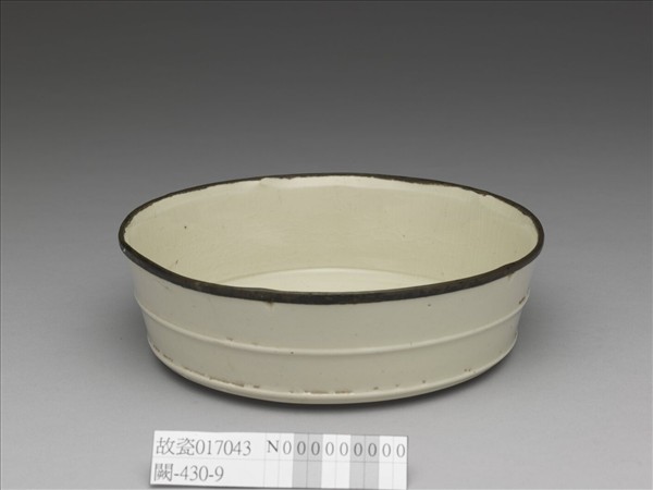 定窯 白瓷劃花牡丹紋洗