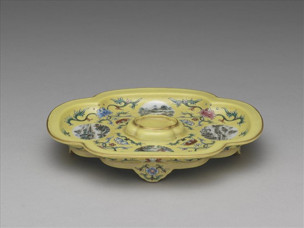 洋彩黃錦地開光四景山水海棠式托盤