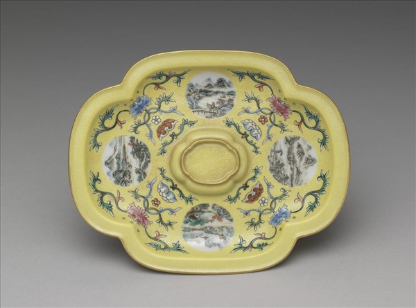洋彩黃錦地開光四景山水海棠式托盤