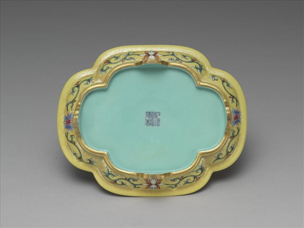 洋彩黃錦地開光四景山水海棠式托盤