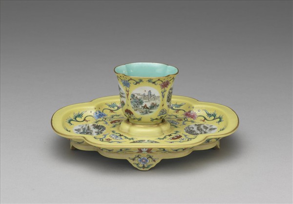 洋彩黃錦地開光四景山水海棠式托盤