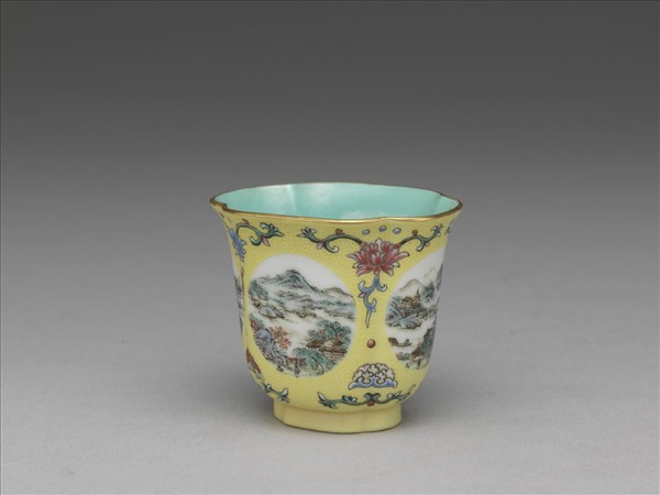 洋彩黃錦地開光四景山水海棠式杯