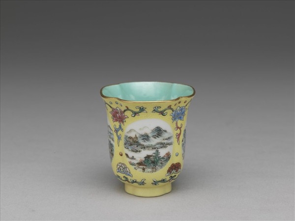 洋彩黃錦地開光四景山水海棠式杯