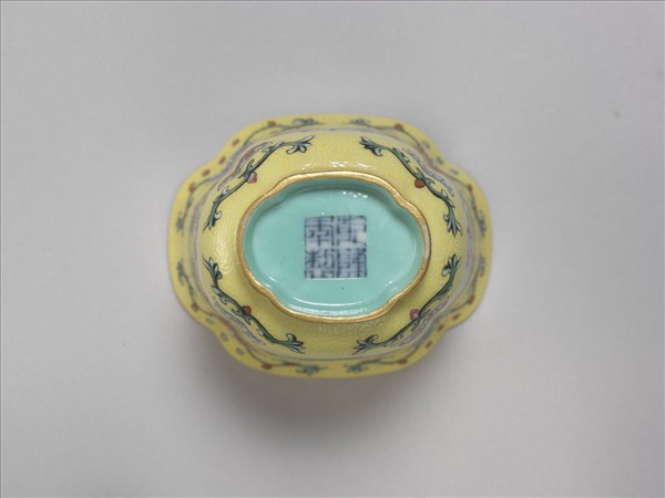 洋彩黃錦地開光四景山水海棠式杯