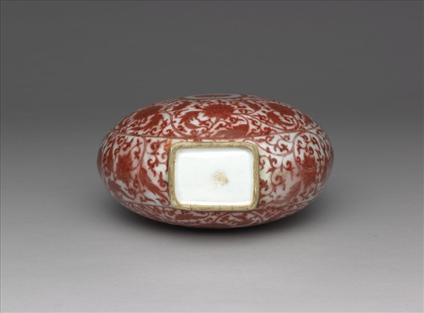 釉裡紅番蓮紋扁壺