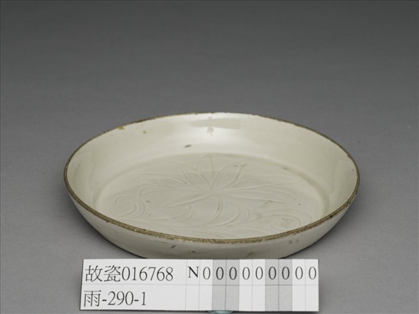 定窯 白瓷劃花蓮花紋碟