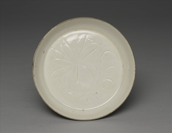 定窯 白瓷劃花蓮花紋碟