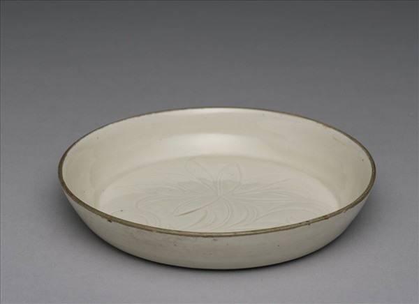 定窯 白瓷劃花蓮花紋碟