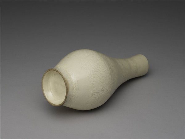 定窯 白瓷劃花菊花紋橄欖瓶