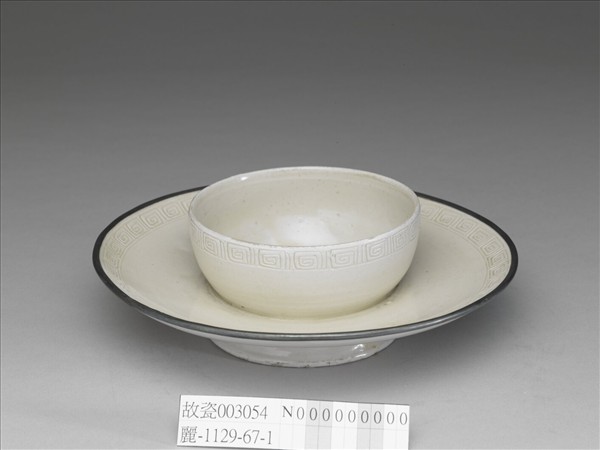 定窯 白瓷劃花回紋碗托