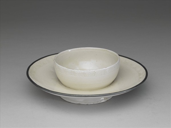 定窯 白瓷劃花回紋碗托