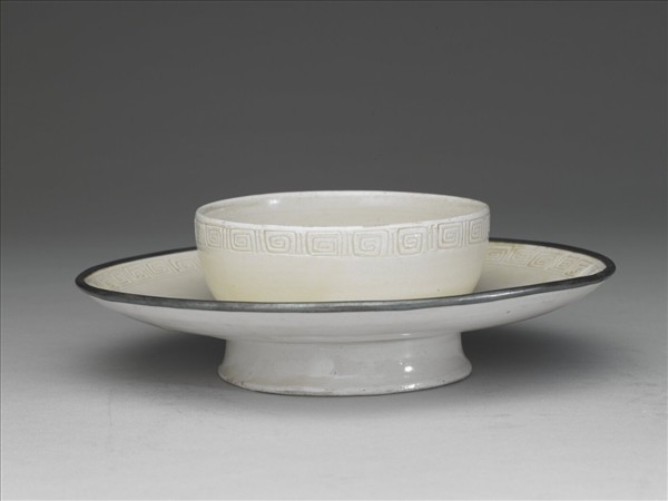 定窯 白瓷劃花回紋碗托