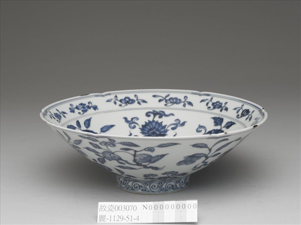 青花四季花果紋葵口碗