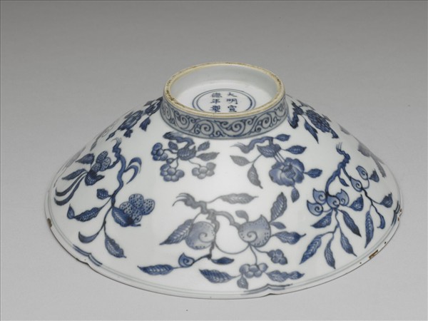 青花四季花果紋葵口碗