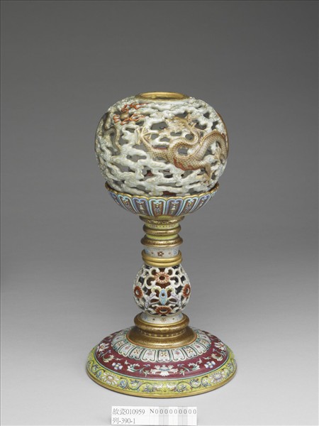 粉彩鏤空雲龍紋轉心冠架