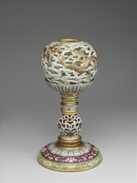 粉彩鏤空雲龍紋轉心冠架