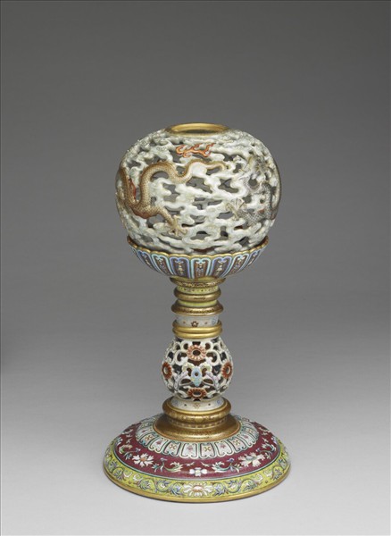 粉彩鏤空雲龍紋轉心冠架