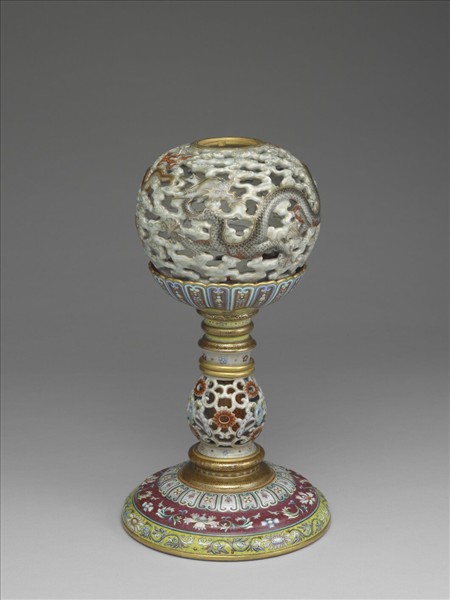 粉彩鏤空雲龍紋轉心冠架