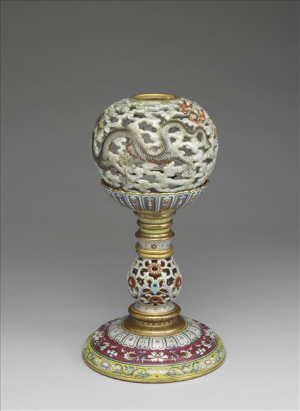 粉彩鏤空雲龍紋轉心冠架