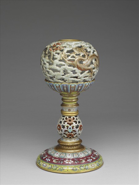 粉彩鏤空雲龍紋轉心冠架