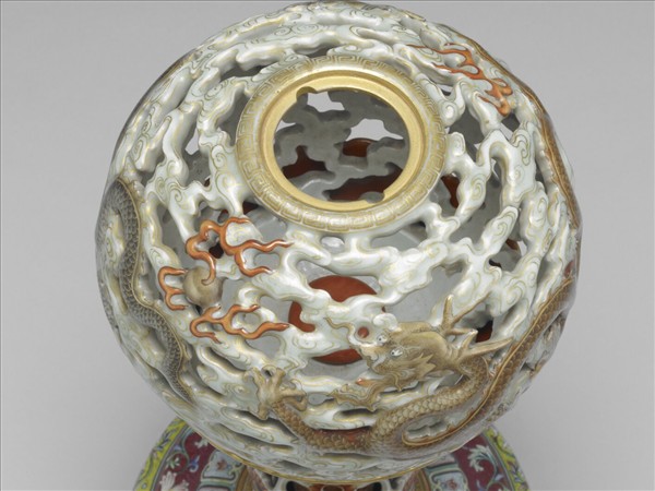 粉彩鏤空雲龍紋轉心冠架