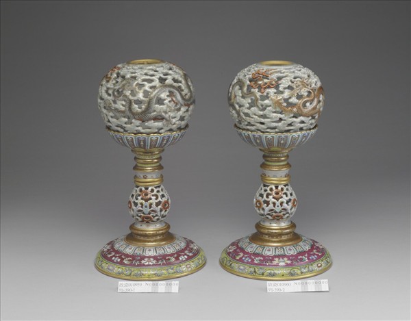 粉彩鏤空雲龍紋轉心冠架