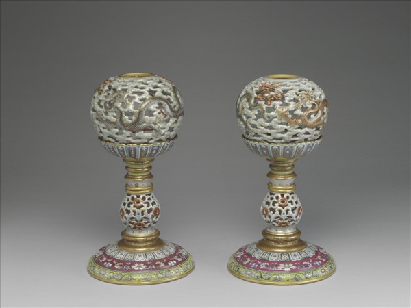 粉彩鏤空雲龍紋轉心冠架