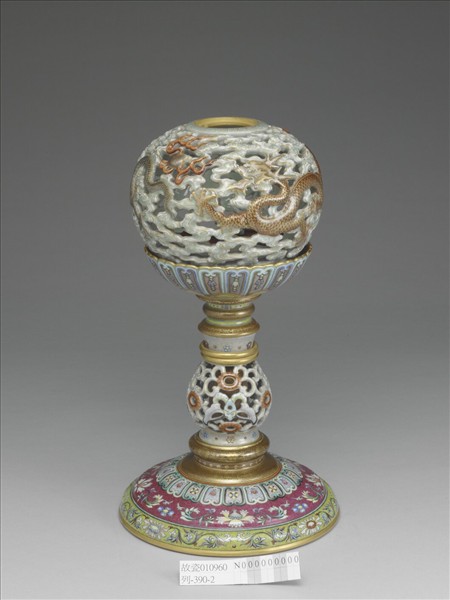 粉彩鏤空雲龍紋轉心冠架