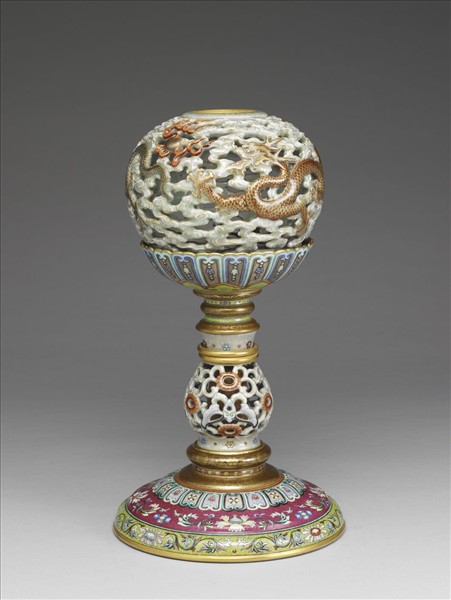 粉彩鏤空雲龍紋轉心冠架