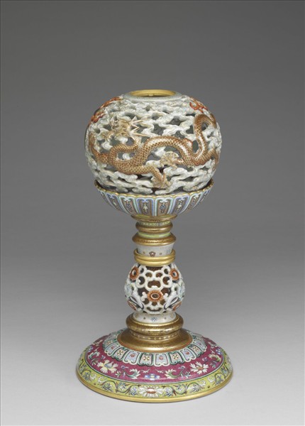 粉彩鏤空雲龍紋轉心冠架